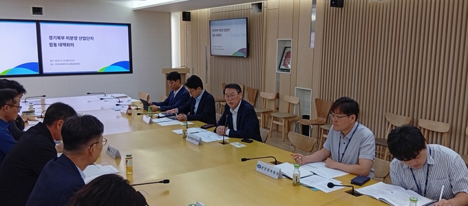 김상수 경기도 균형발전기획실장(가운대)이 산업단지 분양 활성화를 위한 실질적 해법을 모색하기 위해 관계기관 합동 대책회의를 진행하고 있다. (사진=경기도 제공)