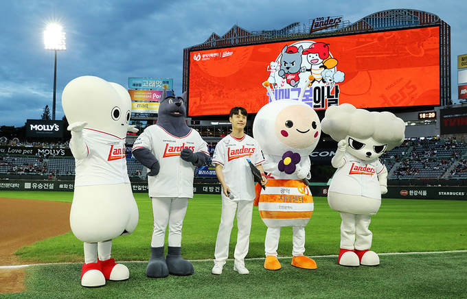 지난 23일 진행된 ‘2025 인천광역시 치매극복의 날’에서 인천광역치매센터와 SSG랜더스 마스코트가 기념촬영을 하고 있다. ( 사진 = SSG랜더스 제공 )