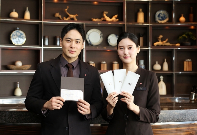 롯데호텔앤리조트가 호텔 미식 경험을 선물할 수 있는 파인다이닝 식사권과 단팥빵 상품권을 출시했다. (사진=롯제호텔앤리조트 제공)