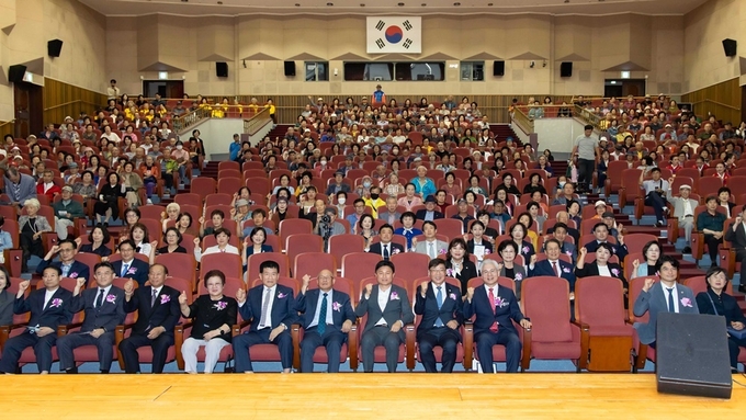 노인의 날 기념식 후 참석자들이 기념사진을 찍고 있다. (사진=부천시의회 제공)
