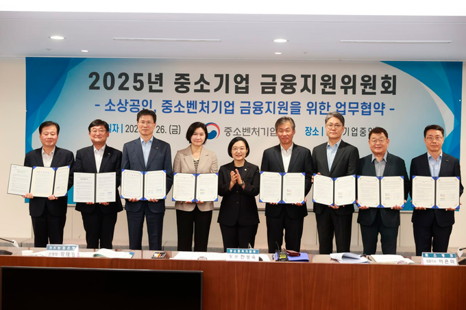 지난 26일 서울 영등포구 중소기업중앙회에서 열린 협약식에서 한성숙 중소벤처기업부 장관(왼쪽에서 다섯번째), 강석진 중소벤처기업진흥공단 이사장(왼쪽에서 첫번째), 송용훈 KB국민은행 기업고객그룹 부행장(왼쪽에서 두번째) 및 참여기관 관계자들이 기념 촬영을 하고 있다. (사진=KB국민은행 제공)