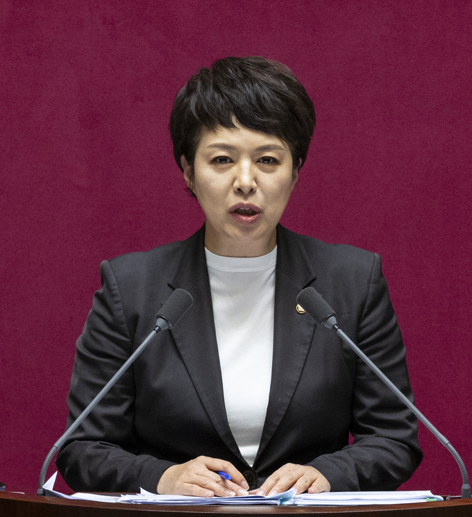 28일 국회 본회의에 ‘국회에서의 증언·감정 등에 관한 법률 개정안에 대한 수정안’이 상정된 뒤, 김은혜 국민의힘 의원이 필리버스터(무제한 토론을 통한 합법적인 의사진행 방해)를 시작하고 있다. (사진=연합뉴스)