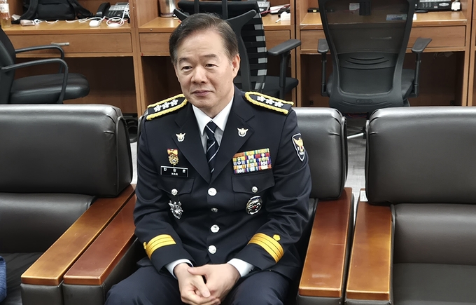 한창훈 신임 인천경찰청장이 29일 기자실을 찾아 소통하고 있다. (사진=지우현 기자)