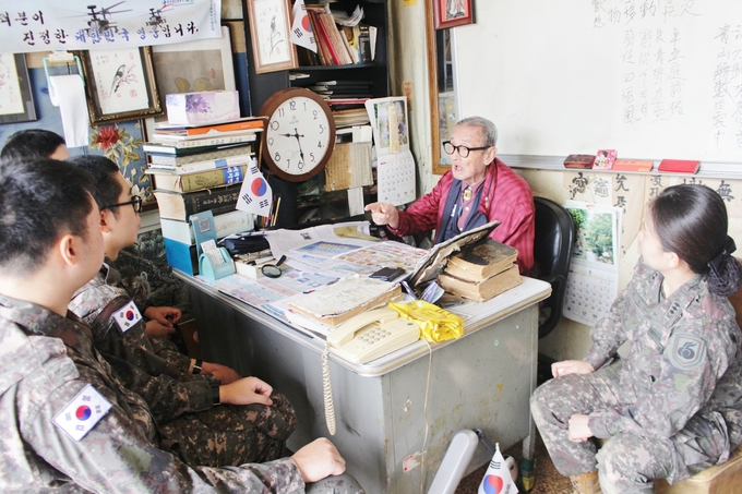육군 55보병사단 쌍마여단 장병들이 국군의 날 및 추석 명절을 맞아 작전지역 내 참전용사 가정을 방문, 위문 봉사활동을 진행했다. (사진=육군 55사단 정훈실 제공)