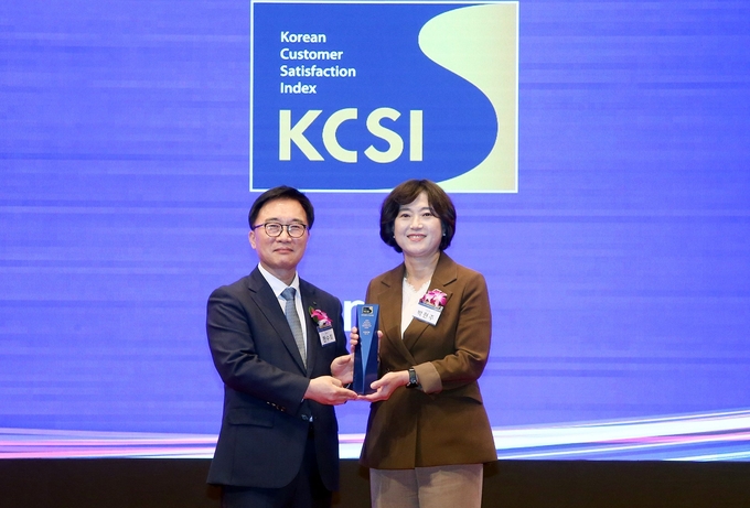 30일 서울시 중구 소재 신라호텔에서 진행된 2025 한국산업의 고객만족도(KCSI) 수상식에서 박현주 신한은행 소비자보호그룹장(오른쪽)과 한수희 한국능률협회컨설팅 대표이사가 기념촬영하는 모습. (사진=신한은행 제공)