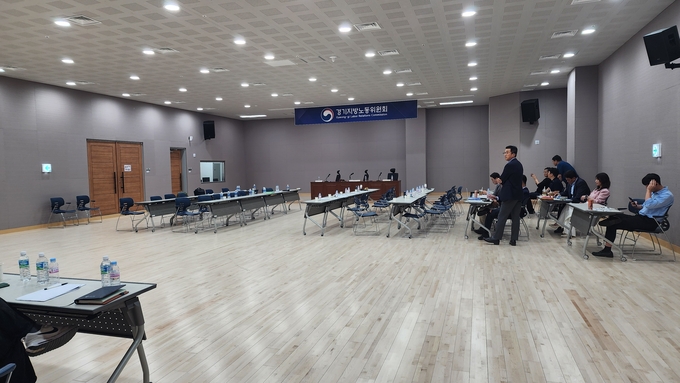 경기도버스노조협의회 조합원들이 회의장을 나간 후 경기도버스운송사업조합회 관계자들이 회의장에 남아있다. (사진=방승민 수습기자)