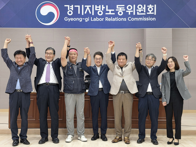  1일 오전 수원시 경기지방노동위원회에서 열린 경기도버스노조협의회와 경기도버스운송사업조합의 최종 조정회의에서 임금협상을 타결한 노사 양측이 김동연 경기도지사와 기념촬영을 하고 있다. (사진=연합뉴스)
