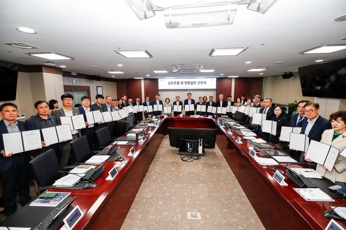 지나해 4월 화성특례시 정명근 시장을 비롯해 부시장, 간부 공무원들이 상호존중 및 청렴실천 선언식 모습( 사진/화성특례시제공)