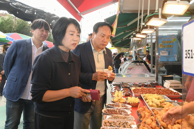 이권재 오산시장부부가 추석맞이 전통시장 장보기 행사를 가졌다. (사진= 오산시 제공)