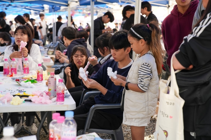  2024년 제9회 시흥시 청소년동아리축제에서 아이들이 체험 프로그램에 참여하고 있다. (사진=시흥시 제공).