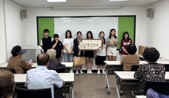 2025년 7월 제과제빵 동아리 ‘달보드레’가 어르신들에게 손수 만든 마들렌을 전달했다. (사진=시흥시 제공).