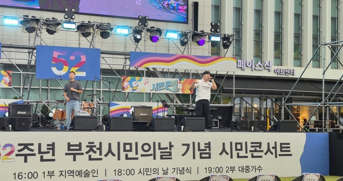 힙합 듀오 공도하&라룩이 노래를 부르고 있다. (사진=반현 기자)