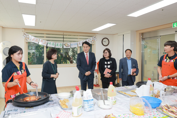 하은호 군포시장이 1일 관내 사회복지생활시설을 찾아 관계자들을 위로하며 인사를 나누고 있다. (사진=군포시 제공)