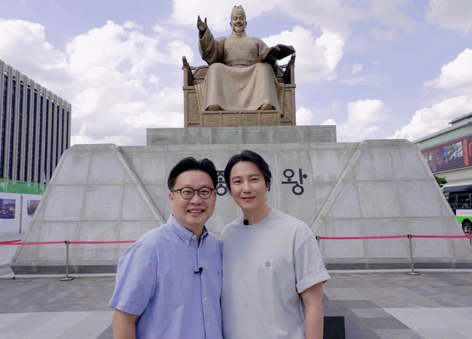 배우 김남길과 서경덕 교수가 제579돌 한글날을 맞아 멕시코 재 몬테레이한글학교에 교육 물품을 기증했다. (사진=서경덕 교수 제공)