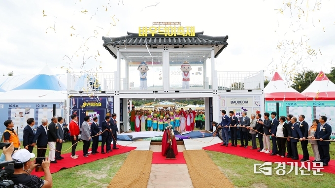 9일 오전 안성맞춤랜드 메인게이트에서 열린 ‘2025 남사당 바우덕이 축제’ 개장식에서 김보라 안성시장(가운데)이 개막을 알리는 타종을 하고 있다. 축제 현장에는 이른 시간부터 시민과 관광객이 몰려 ‘안성의 가을’을 뜨겁게 달궜다. (사진=정성우 기자)