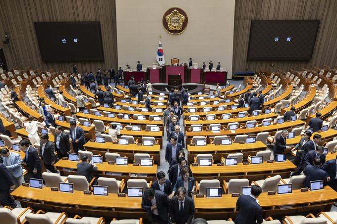 지난달 29일 더불어민주당을 중심으로 한 의원들이 4박 5일간의 필리버스터(무제한 토론)을 거쳐 5개의 법안 처리를 끝낸 뒤 본회의장을 떠나고 있다. (사진=연합뉴스)