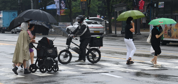 용인시 기흥구에서 시민들이 우산을 쓰고 이동하고 있다. (사진=경기신문 DB)