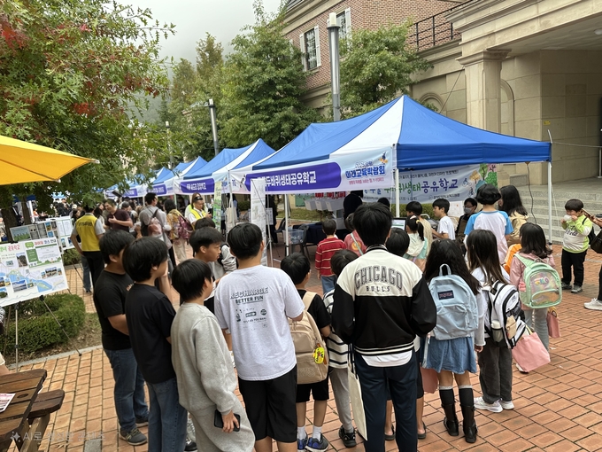 학생들이 과천시 청소년 진로페스티벌 행사에 참여하고 있다. (사진=경기도교육청 제공)