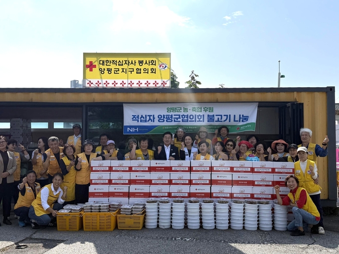 대한적십자사봉사회 양평군협의회 회원들이 불고기 나눔 전 기념촬영을 하고 있다. (사진=대한적십자사 경기도지사 제공)