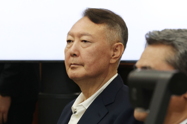 지난달 26일 윤석열 전 대통령이 서울 서초구 서울중앙지법에서 열린 특수공무집행방해, 직권남용 권리행사방해 등 혐의 사건 1차 공판에 출석해 있다. (사진=연합뉴스)
