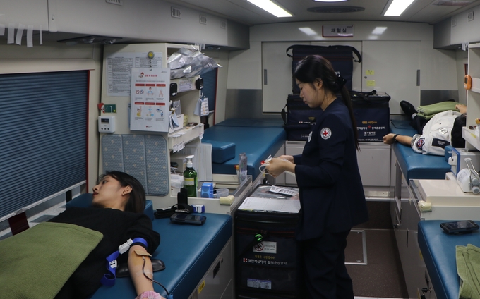 10일 수원소방서 소방공무원들이 '사랑의 헌혈운동'에 동참하고 있다. (사진=수원소방서 제공)