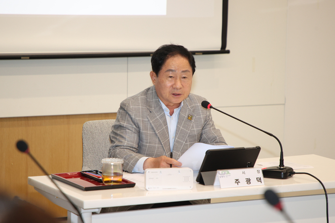 아동권리 실현을 위한 내부정책조정기구 회의에서 발언하는 주광덕 시장. (사진=남양주시 제공)