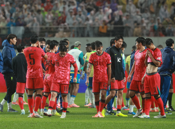 10일 서울월드컵경기장에서 열린 브라질과 평가전에서 패한 한국 축구 대표팀 선수들의 모습. (사진=연합뉴스)