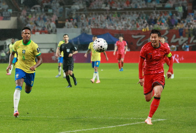 10일 서울월드컵경기장에서 열린 한국과 브라질 축구 대표팀의 친선경기. 손흥민(LAFC)이 공을 향해 질주하고 있다. (사진=연합뉴스)