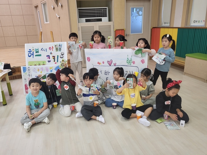 김포 모담유치원 유아들이 직접 허브를 심고 가꿔 수확하는 과정을 통해 공동체 인성을 배우고 있다. (사진=김포교육지원청 제공) 