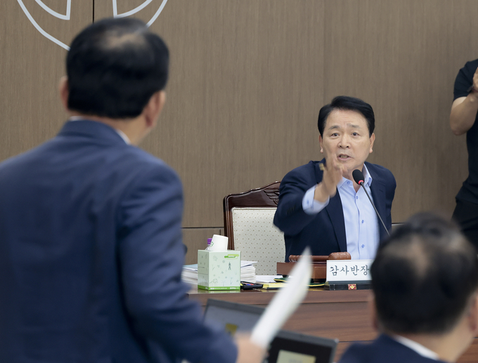 이재명 정부 첫 국정감사가 시작된 13일 서울 용산구 국방부 청사에서 열린 국방부 국정감사에서 김병주 더불어민주당 의원(왼쪽)과 국민의힘 소속 성일종 국회 국방위원장이 언쟁하고 있다. (사진=연합뉴스)