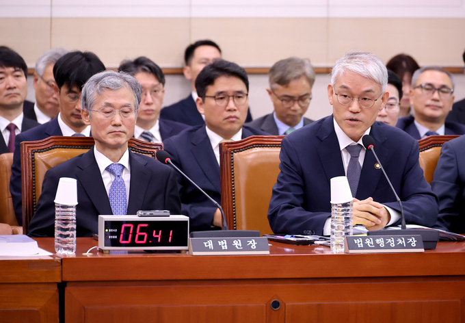 천대엽 법원행정처장이 13일 국회에서 열린 대법원 등에 대한 법제사법위원회 국정감사에서 더불어민주당 소속 추미애 위원장에게 조희대 대법원장(왼쪽)의 이석을 요구하고 있다. (사진=연합뉴스)