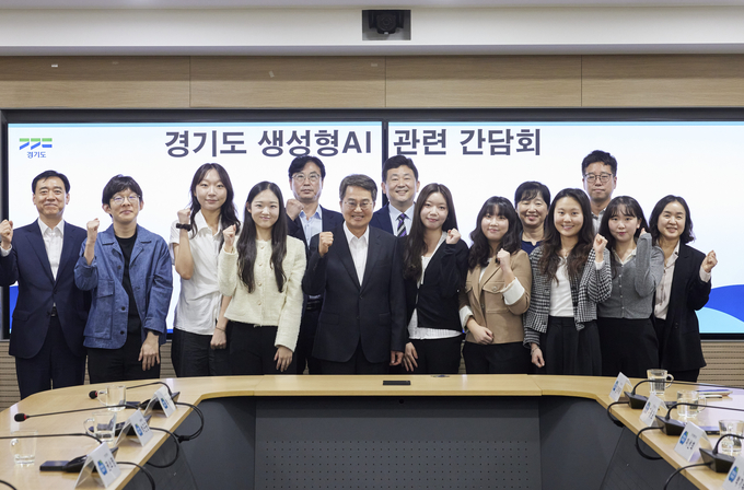 김동연 경기도지사가 13일 경기도청에서 열린 간담회에서 반크 관계자들과 기념촬영을 하고 있다. (사진=경기도 제공)