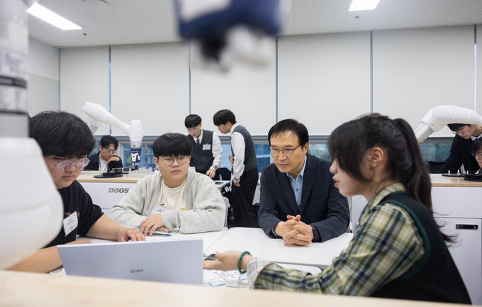  지난 13일 임태희 경기도교육감이 안산 경기테크노파크 RIT센터에서 열린 학생 공동프로그램 수업에 참여하고 있다. (사진=경기도교육청 제공)