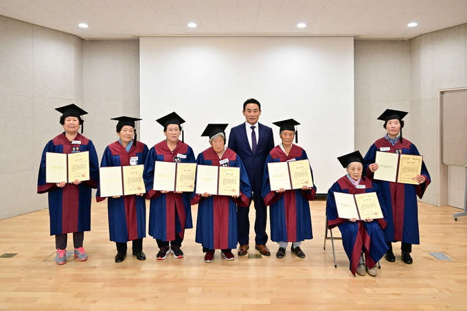 백영현 포천시장이 은빛아카데미 통합수료식에 참석했다. (사진=포천시 제공)