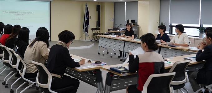 최혜정 인천시사회서비스원 정책연구실 부연구위원이 지난달 말 ‘인천시 가족돌봄청소년·청년 실태조사’ 연구 최종보고를 하고 있다. ( 사진 = 인천시 제공 )