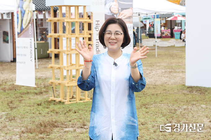 김보라 안성시장이 2025 남사당 바우덕이 축제 안성맞춤문화장에서 밝은 미소를 짓고 있다. (사진=안성시 제공)
