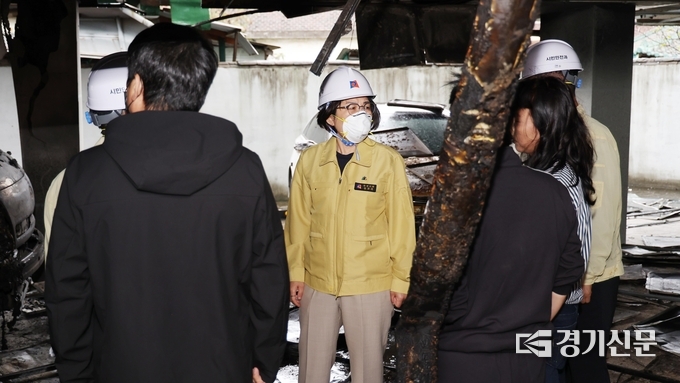 김보라 안성시장이 옥천동 연립주택 화재 현장을 찾아 피해 주민과 만나 상황을 점검하고, 긴급 지원 방안을 논의하고 있다. (사진=안성시 제공)