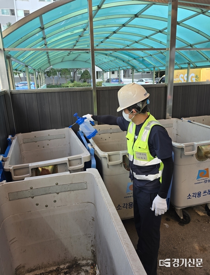 안성시시설관리공단 직원들이 공동주택 클린하우스에서 폐기물 수거통 탈취서비스를 진행하며, 수거 후 탈취 약품으로 소독하고 주변 환경을 점검하고 있다. (사진=안성시 제공)