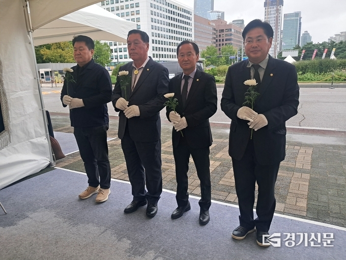 안성시의원들이 서울 국회 정문 해태상 앞 故 정희철 양평군 면장 분향소를 찾아 묵념과 헌화를 올리며 애도의 뜻을 전하고 있다. (왼쪽부터 이중섭 시의원, 안정열 의장, 정천식 부의장, 최호섭 운영위원장). (사진=최호섭 시의원실 제공)