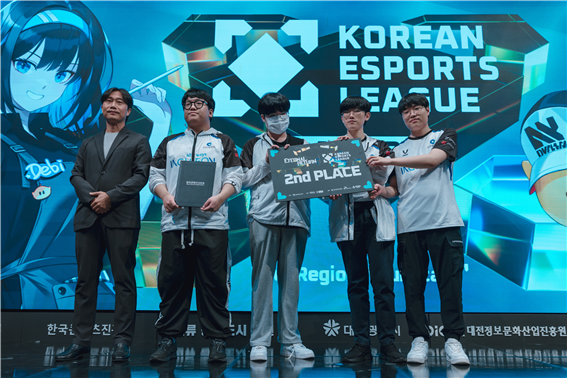 지난 11일 대전e스포츠경기장에서 열린 ‘2025 대한민국 e스포츠 리그’에서 인천대표팀(all ways INCHEON)이 이터널리턴 종목 준우승(2위)를 차지한 후 기념촬영을 하고 있다. ( 사진 = 인천테크노파크 제공 )