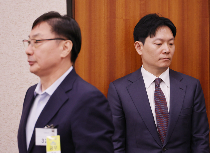 이화영 전 경기도 평화부지사가 14일 국회에서 열린 법무부 등에 대한 법제사법위원회 국정감사에서 의원 질의에 답한 뒤 자리로 향하고 있다. 오른쪽은 이화영 전 경기도 평화부지사의 대북 송금 사건을 수사했던 박상용 법무연수원 교수. (사진=연합뉴스)