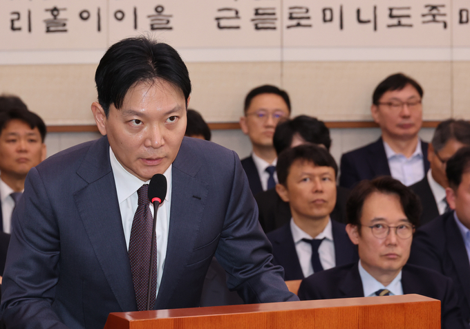 이화영 전 경기도 평화부지사의 대북 송금 사건을 수사했던 박상용 법무연수원 교수가 14일 국회에서 열린 법무부 등에 대한 법제사법위원회 국정감사에서 주진우 국민의힘 의원 질의에 답하고 있는 가운데 이화영 전 경기도 평화부지사가 이를 듣고 있다. (사진=연합뉴스)