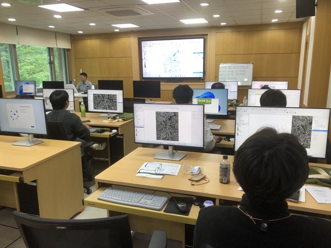 ‘QGIS 기반 산림공간정보 활용 역량과정’ 시범운영. (사진=산림교육원 제공)