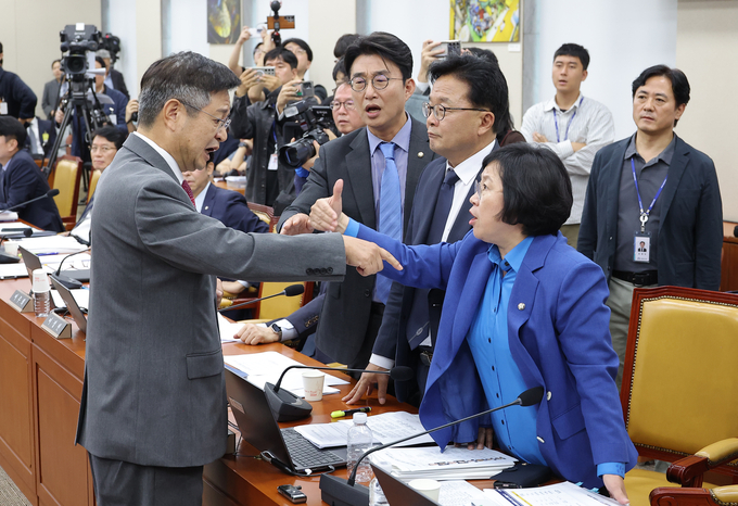 14일 국회 과학기술정보방송통신위원회에서 열린 국정감사에서 김우영 더불어민주당 의원의 질의 중 박정훈 국민의힘 의원의 문자메시지 공개와 관련해 여야 의원들이 설전을 벌이고 있다. (사진=연합뉴스)