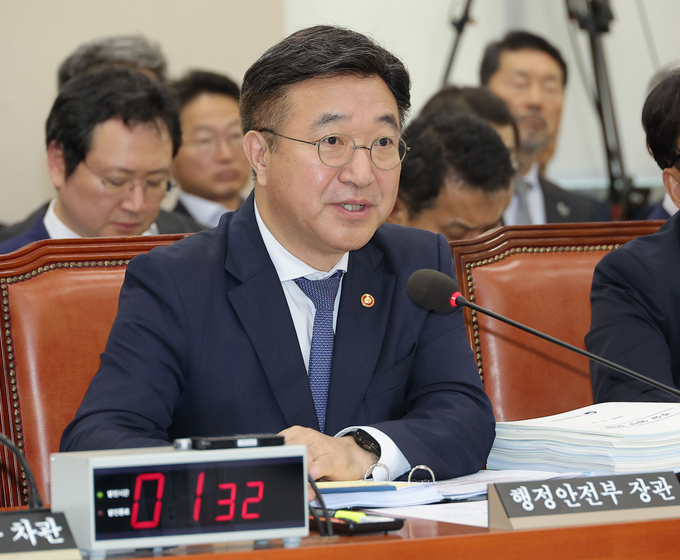 윤호중 행정안전부 장관이 14일 국회에서 열린 행정안전위원회 국정감사에서 의원 질의에 답변하고 있다. (사진=연합뉴스)