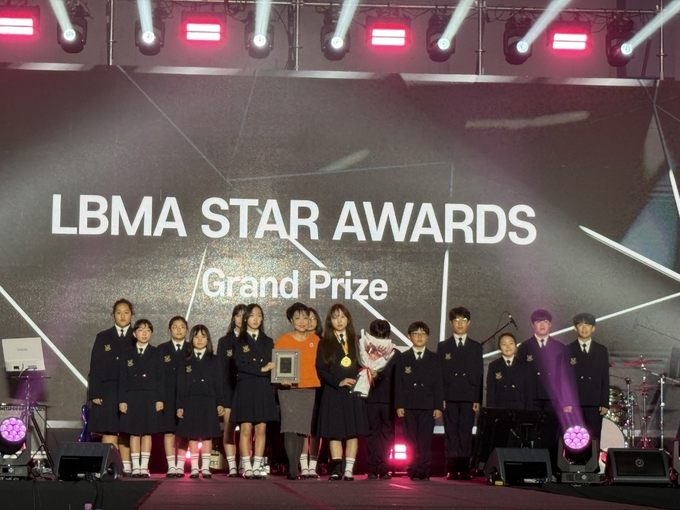 가평군 소년소녀합창단이 제15회 럭셔리브랜드 모델 아워즈 & 글로벌 뮤직 페스티벌 행사에서 한류문화 공헌에 대한 한류스타 대상을 수상했다. (사진=가평군소년소녀합창단 제공)