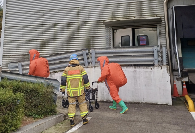  14일 오산시 부산동 소재 롯데마트 오산 물류센터에서 암모니아 가스가 누출돼 소방당국이 안전 조치한 모습. (사진=경기도소방재난본부 제공)