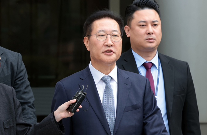  윤석열 전 대통령의 12·3 비상계엄 선포를 방조·가담한 혐의를 받는 박성재 전 법무부 장관이 14일 구속 전 피의자 심문(영장실질심사)을 마치고 서울 서초구 서울중앙지방법원을 나서고 있다. 
