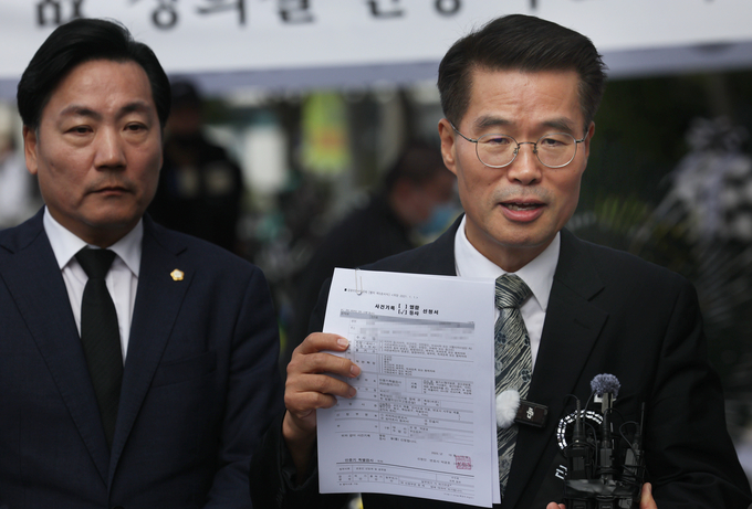  지난 10일 자택에서 숨진 채 발견된 경기 양평군청 소속 50대 사무관 A씨의 변호사인 박경호 국민의힘 대전 대덕 당협위원장이 14일 광화문 KT 빌딩 앞에서 기자회견을 하고 있다. (사진=연합뉴스)