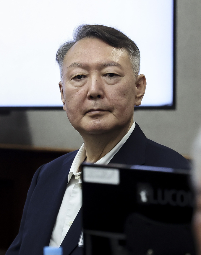  윤석열 전 대통령이 지난 9월 26일 서울 서초구 서울중앙지법에서 열린 특수공무집행방해, 직권남용 권리행사방해 등 혐의 사건 1차 공판에 출석한 모습. (사진=연합뉴스)